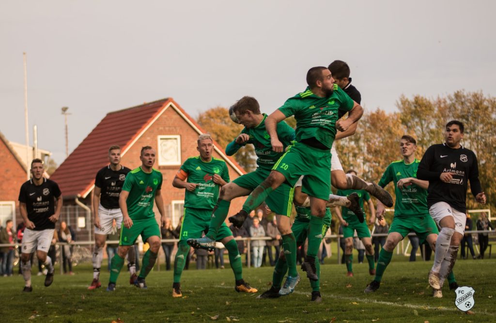 Beide Teams kämpften im Krummhörn-Derby um jeden Ball. Foto: Reiner Poets