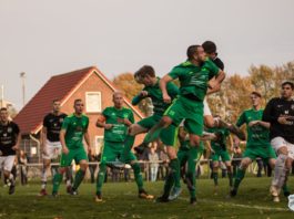 Beide Teams kämpften im Krummhörn-Derby um jeden Ball. Foto: Reiner Poets