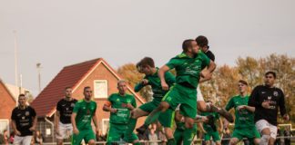 Beide Teams kämpften im Krummhörn-Derby um jeden Ball. Foto: Reiner Poets