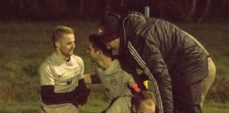 Dreifach-Torschütze Martin Peters wird von seinen Mitspielern und FCL-Trainer Andre Popp gefeiert, nachdem ihn diese nach seinem Turbo schlussendlich eingeholt hatten. Foto: Reiner Poets