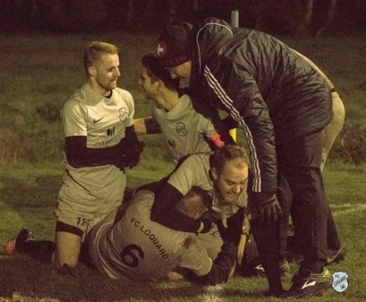 Dreifach-Torschütze Martin Peters wird von seinen Mitspielern und FCL-Trainer Andre Popp gefeiert, nachdem ihn diese nach seinem Turbo schlussendlich eingeholt hatten. Foto: Reiner Poets