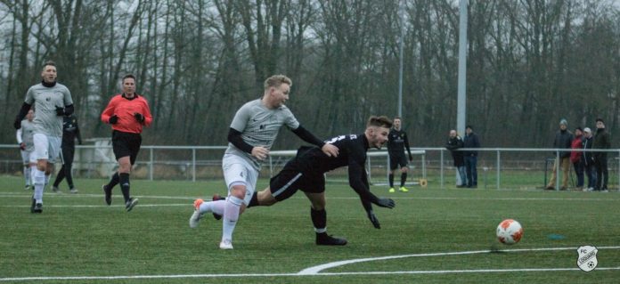 Spielmacher Florian Harberts wird auch heute Abend gegen den Tabellenführer der Bezirksliga versuchen, seine Gegenspieler ins Leere laufen zu lassen. FCL-Bild: Reiner Poets