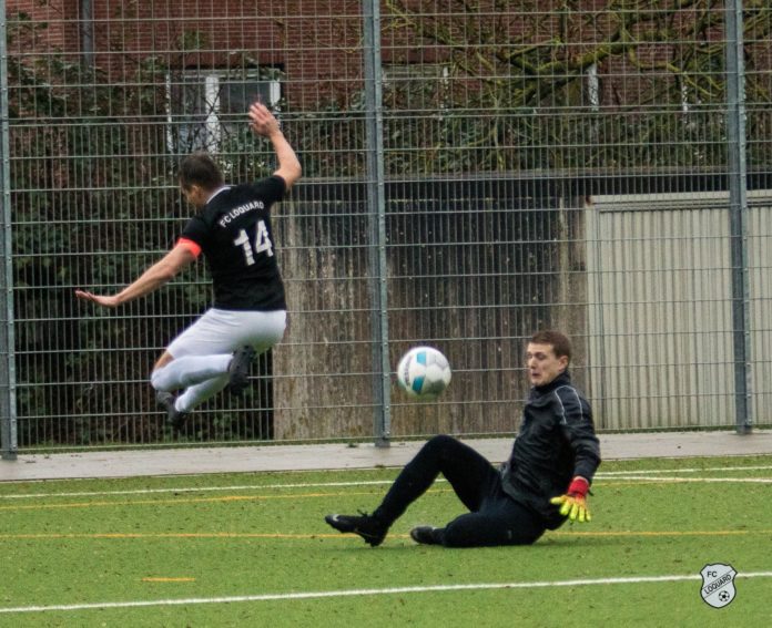 FCL-Kapitän Thorsten Zeiß kommt gegen BW-Schlussmann Felix Janßen knapp zu spät. FCL-Bild: Reiner Poets