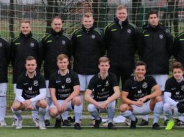 Unsere Loquarder freuen sich über neue Winterjacken, die Sponsor Martin Groenewold dem Team heute Nachmittag überreichte. FCL-Bild: Reiner Poets