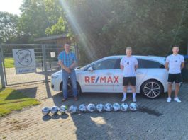 Florian Harberts (Mitte) und FCL-Kapitän Thorsten Zeiß (rechts) freuen sich über das Sponsoring der Firma Remax und ihres Geschäftsführers Marcel Meyer (links). FCL-Bild: Mirko Weets