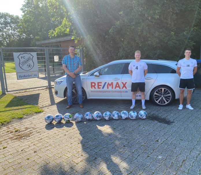 Florian Harberts (Mitte) und FCL-Kapitän Thorsten Zeiß (rechts) freuen sich über das Sponsoring der Firma Remax und ihres Geschäftsführers Marcel Meyer (links). FCL-Bild: Mirko Weets