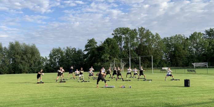 Unseren Mannen liefen sich bei der knackigen Step-Einheit von Trainerin Ilona Popp die Beine heiß. FCL-Bild: Lukas Harberts