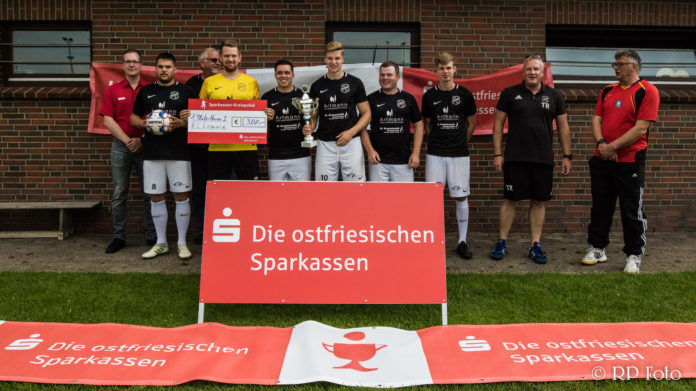 Unser FC Loquard sichert sich hochverdient den Sparkassen-Pokal der Spielzeit 2019/2020. FCL-Bild: Reiner Poets