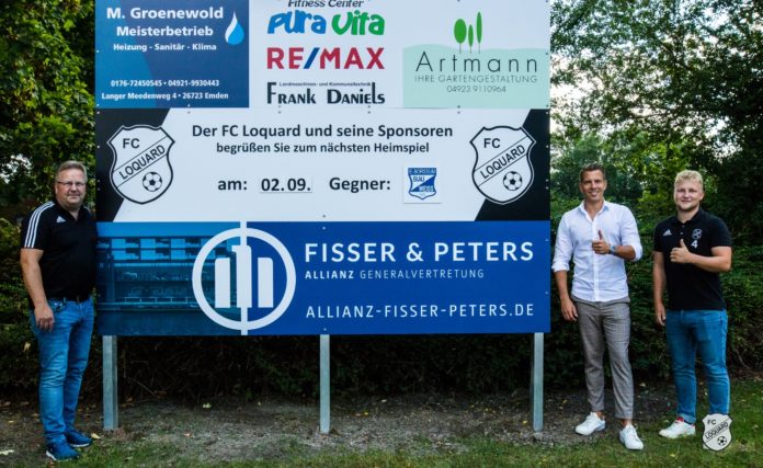 Joachim Harberts, Heiko Peters und Florian Harberts (von links) freuen sich auf die zukünftige Partnerschaft. FCL-Bild: Reiner Poets