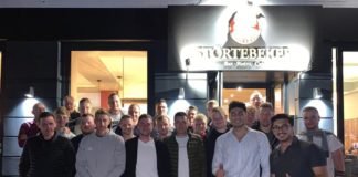 Die Bande des neuen Emder Restaurants Störtebeker hing kaum im Loquarder Stadion an der Landstraße, da statteten unsere Mannen dem neuen Werbepartner auch gleich einen Besuch ab.