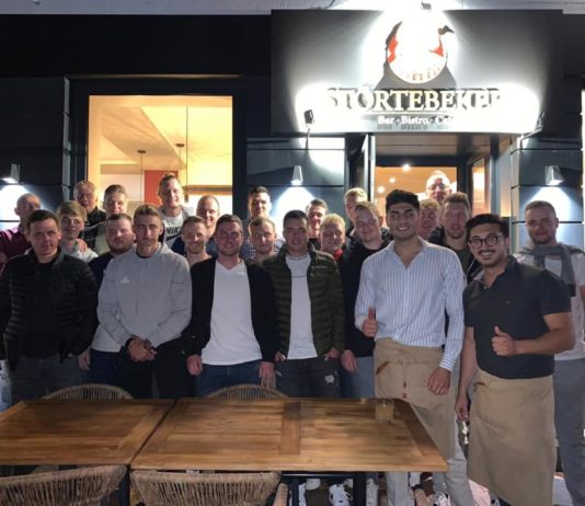 Die Bande des neuen Emder Restaurants Störtebeker hing kaum im Loquarder Stadion an der Landstraße, da statteten unsere Mannen dem neuen Werbepartner auch gleich einen Besuch ab.