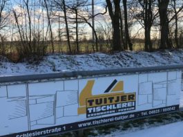 Aufmerksamen FCL-Anhängern ist nicht entgangen, dass seit Kurzem eine Werbebande der Tischlerei Tuitjer unser Stadion an der Landstraße ziert. FCL-Bild: Florian Harberts