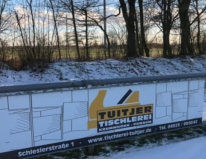 Aufmerksamen FCL-Anhängern ist nicht entgangen, dass seit Kurzem eine Werbebande der Tischlerei Tuitjer unser Stadion an der Landstraße ziert. FCL-Bild: Florian Harberts