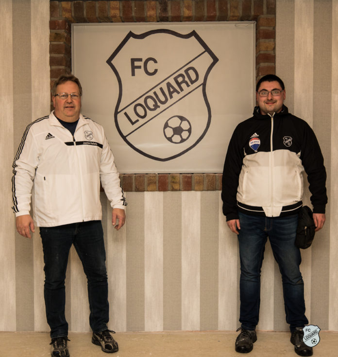 Unser Vorsitzender Joachim Harberts (links) freut sich mit Marcel Wies (rechts) über den Neuzugang der etwas anderen Art. FCL-Bild: Reiner Poets