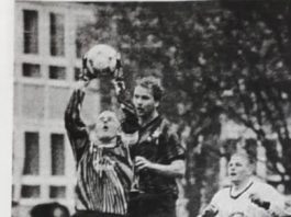Der junge Ziege (rechts) beobachtet FCL-Schlussmann Dietmar Uphoff beim Pflücken eines Balles. Quelle: Emder Zeitung