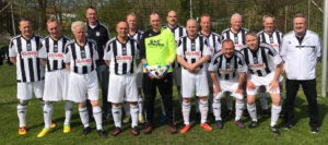 Ziege dieser Tage: Als einer der führenden Köpfe unserer Altliga-Truppe bringt Ziege (7. von rechts) mit seinem Schuhwerk nicht nur Farbe ins Spiel, sondern trägt mit seinem Engagement wesentlich zur Aufrechterhaltung des Spielbetriebes bei. 