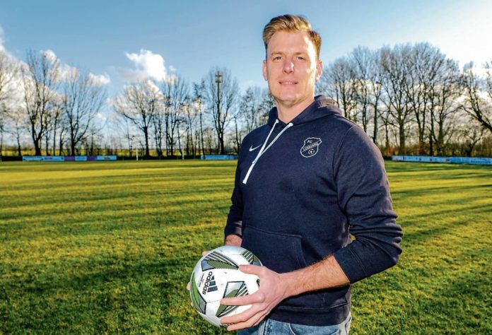 Andreas Alberts in seinem sportlichen Wohnzimmer, dem Loquarder Stadion an der Landstraße. EZ-Bild: Hasseler