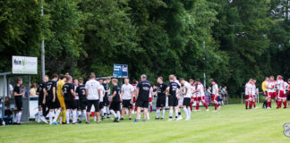 Willkommene Abkühlung für beide Teams in einer der beiden Drittel-Pausen. FCL-Bild: Reiner Poets