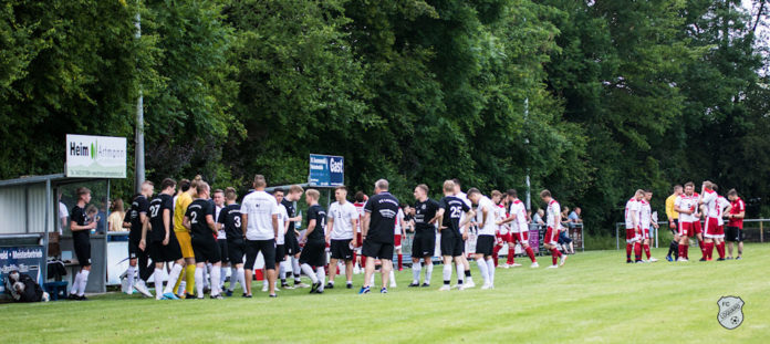 Willkommene Abkühlung für beide Teams in einer der beiden Drittel-Pausen. FCL-Bild: Reiner Poets