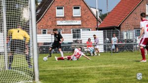 FCL-Neuzugang Chris Huber kann sich im Zweikampf durchsetzen. FCL-Bild: Reiner Poet