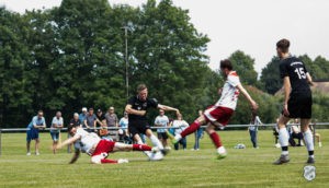 Der agile Ackermann scheitert mit seinem Schussversuch am langen Bein des ehemaligen Loquarders Aaron Winter. FCL-Bild: Reiner Poets