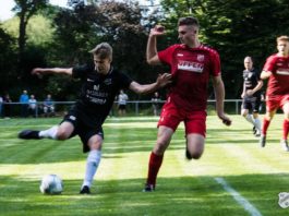 FCL-Akteur Siebo Lübbers (links) war auch gestern die gewohnt aktive Offensivkraft im Loquarder Spiel. FCL-Bild: Reiner Poets