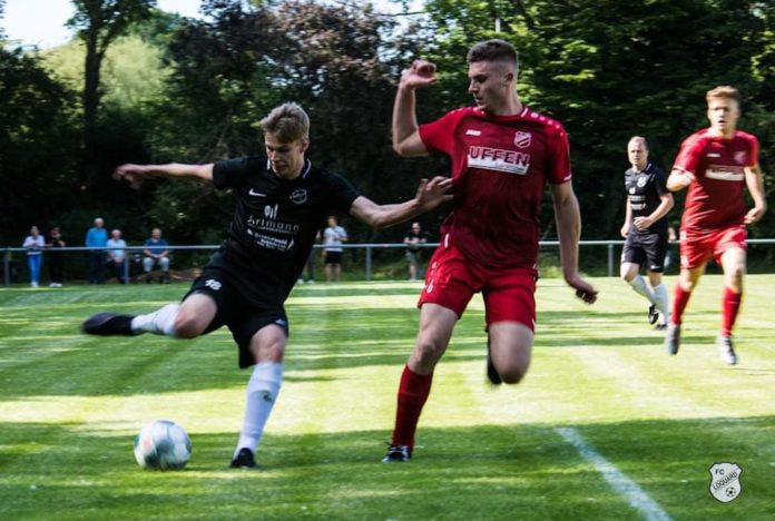 FCL-Akteur Siebo Lübbers (links) war auch gestern die gewohnt aktive Offensivkraft im Loquarder Spiel. FCL-Bild: Reiner Poets