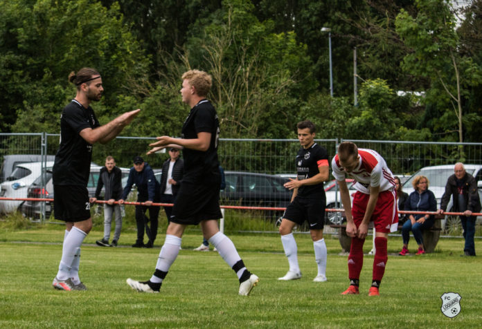 Chris Huber (links) und Torschütze Marco Harberts (2. von links) bejubeln den FCL-Führungstreffer. FCL-Bild: Reiner Poets