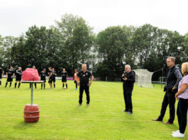 Unser Erster Vorsitzender Joachim Harberts, der Bürgermeister der Gemeinde Krummhörn Frank Baumann, Loquards Ortsvorsteher Reiner Willms und die Bürgermeisterkandidatin Hilke Looden eröffneten das Sportwochenende am gestrigen Freitag. FCL-Bild: Reiner Poets