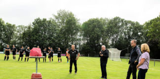 Unser Erster Vorsitzender Joachim Harberts, der Bürgermeister der Gemeinde Krummhörn Frank Baumann, Loquards Ortsvorsteher Reiner Willms und die Bürgermeisterkandidatin Hilke Looden eröffneten das Sportwochenende am gestrigen Freitag. FCL-Bild: Reiner Poets