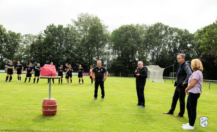 Unser Erster Vorsitzender Joachim Harberts, der Bürgermeister der Gemeinde Krummhörn Frank Baumann, Loquards Ortsvorsteher Reiner Willms und die Bürgermeisterkandidatin Hilke Looden eröffneten das Sportwochenende am gestrigen Freitag. FCL-Bild: Reiner Poets