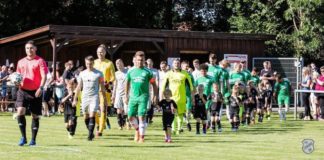 Unsere Bambino-Mannschaft durfte zum letzten Spiel des Abends beide Teams als Einlaufkinder in die Artmann Arena begleiten, als unsere Erste Herren auf den SV Leezdorf traf. FCL-Bild: Reiner Poets