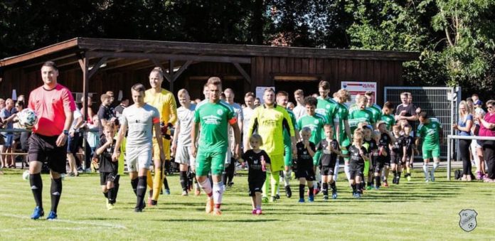 Unsere Bambino-Mannschaft durfte zum letzten Spiel des Abends beide Teams als Einlaufkinder in die Artmann Arena begleiten, als unsere Erste Herren auf den SV Leezdorf traf. FCL-Bild: Reiner Poets