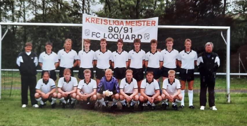 Unsere Meistermannschaft der Saison 1990/1991, der mit dem Titelgewinn der Aufstieg in die damalige Bezirksklasse gelang, forciert mehr als 30 Jahre später den erneuten Schulterschluss und kehrt gemeinsam auf unser Loquarder Grün zurück.