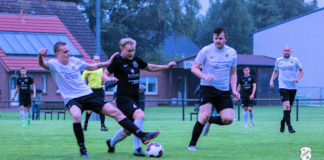 FCL-Doppelpacker Florian Harberts (mitte) übernimmt nach seinen Treffern auch die Führung in der Torjägerliste der Ostfrieslandliga. FCL-Bild: Reiner Poets