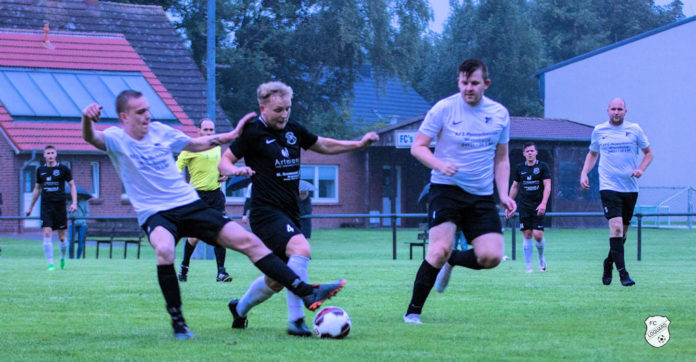 FCL-Doppelpacker Florian Harberts (mitte) übernimmt nach seinen Treffern auch die Führung in der Torjägerliste der Ostfrieslandliga. FCL-Bild: Reiner Poets