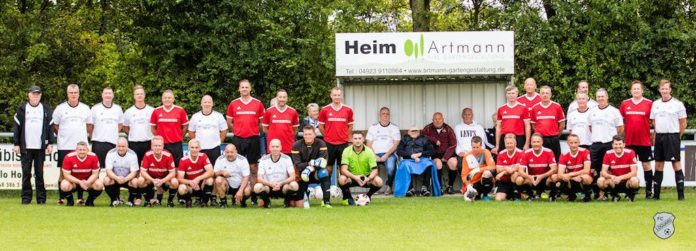 Die FCL-Meistermannschaft der Spielzeit 1990/1991 formierte sich am gestrigen Samstag erneut auf dem Loquarder Grün. FCL-Bild: Silke Ulferts