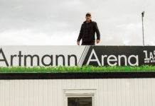 Stephan Artmann hinter dem Artmann Arena-Schild, das unsere Loquarder Heimstätte seit gestern ziert. FCL-Bild: Reiner Poets