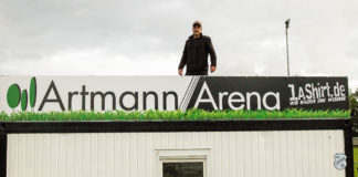 Stephan Artmann hinter dem Artmann Arena-Schild, das unsere Loquarder Heimstätte seit gestern ziert. FCL-Bild: Reiner Poets