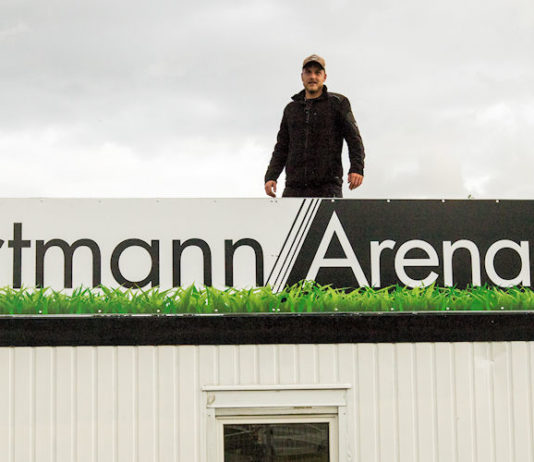 Stephan Artmann hinter dem Artmann Arena-Schild, das unsere Loquarder Heimstätte seit gestern ziert. FCL-Bild: Reiner Poets
