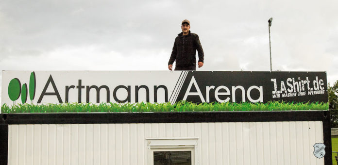 Stephan Artmann hinter dem Artmann Arena-Schild, das unsere Loquarder Heimstätte seit gestern ziert. FCL-Bild: Reiner Poets