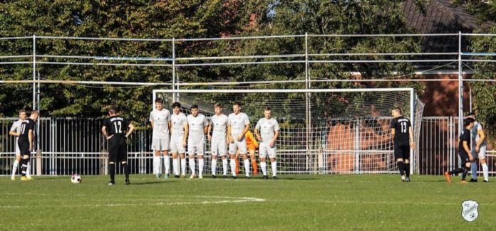 Löchrig: Unsere Loquarder unterlagen Frisia Emden mit 0:3. FCL-Bild: Reiner Poets