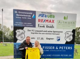 Unser Vereinsvorsitzender Joachim Harberts mit einem besonderen Neuzugang: Unserer Ersten FCL-Schiedsrichterin Bianca Hecken. Bild: Thorsten Zeiß