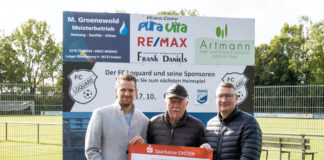 Unser Zweiter Vorsitzender Roland Beekhuis, FCL-Fotograf und gute Seele unseres Vereins Reiner Poets und einer der Organisatoren der Rückkehr der Meistermannschaft Jörg Ulferts vollzogen heute Mittag die Scheckübergabe an die Ostfriesen Zeitung. Bild: Ostfriesen Zeitung