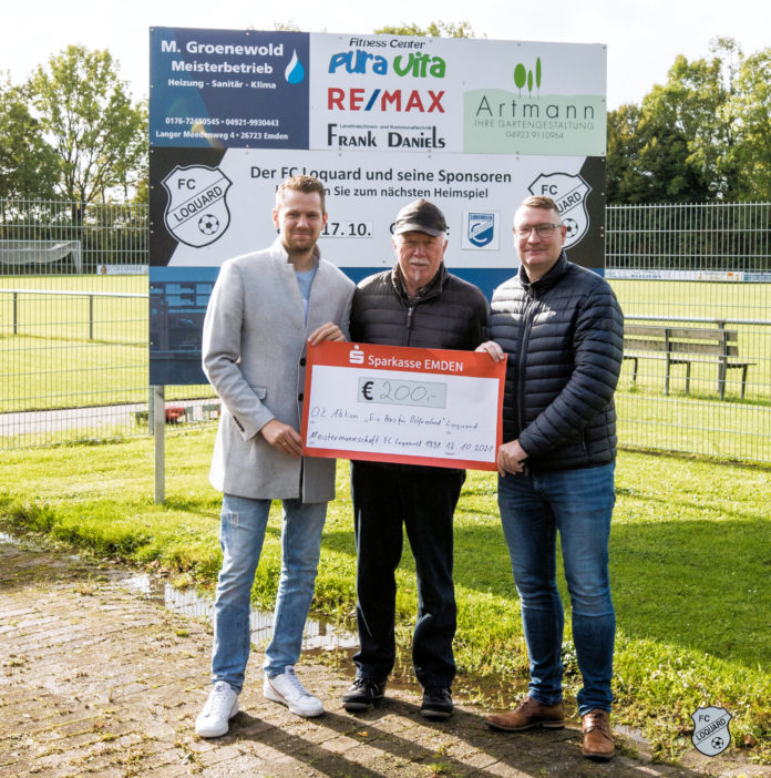 Unser Zweiter Vorsitzender Roland Beekhuis, FCL-Fotograf und gute Seele unseres Vereins Reiner Poets und einer der Organisatoren der Rückkehr der Meistermannschaft Jörg Ulferts vollzogen heute Mittag die Scheckübergabe an die Ostfriesen Zeitung. Bild: Ostfriesen Zeitung