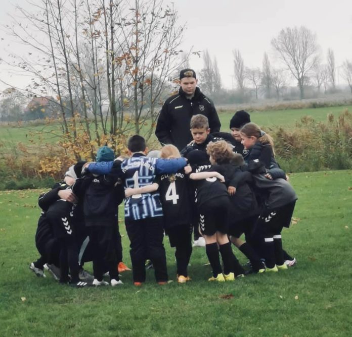 Ein letztes Mal in diesem Jahr wurde im Teamkreis vor dem Spiel der Teamgeist beschworen. FCL-Bild: Stefanie Hasse