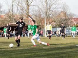 FCL-Flügelflitzer Siebo Lübbers kann sich im Zweikampf behaupten. FCL-Bild: Reiner Poets