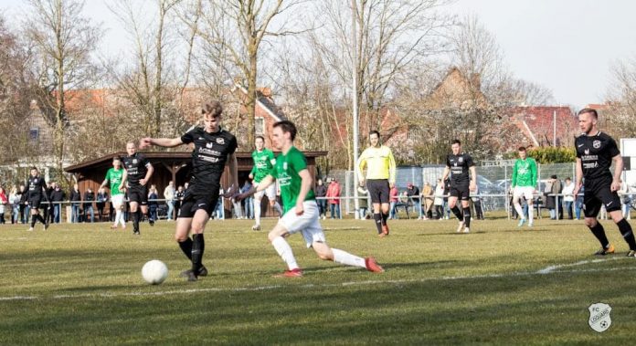 FCL-Flügelflitzer Siebo Lübbers kann sich im Zweikampf behaupten. FCL-Bild: Reiner Poets