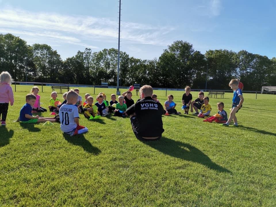 Unsere Bambino-Mannschaft bei einer Trainingseinheit auf dem Loquarder Grün.