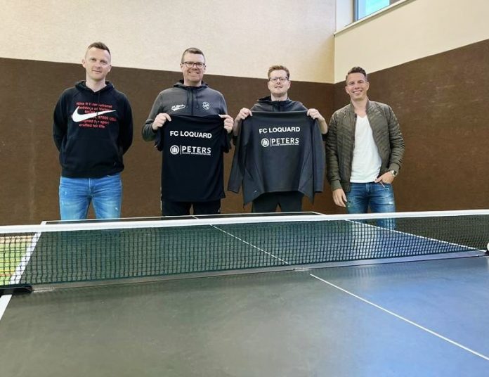 Von links: Bernd Visser (Dritter Vorsitzender), Holger Janssen (Spartenleiter Tischtennis), Thomas Mūller und Heiko Peters im Rahmen der gestrigen Übergabe. FCL-Bild: Helmut Zeiß